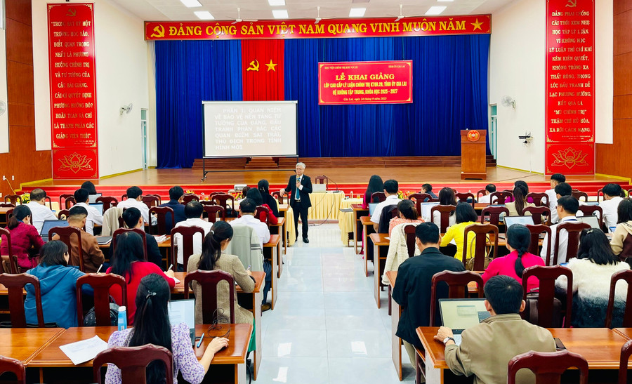 Ngay sau lễ khai giảng, các học viên đã bắt đầu khóa học. Ảnh: A.H ngay-sau-le-khai-giang-cac-hoc-vien-da-bat-dau-cac-chuyen-de.jpg