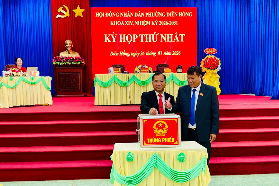 Đại biểu bỏ phiếu bầu các chức danh chủ chốt. Ảnh: P.D