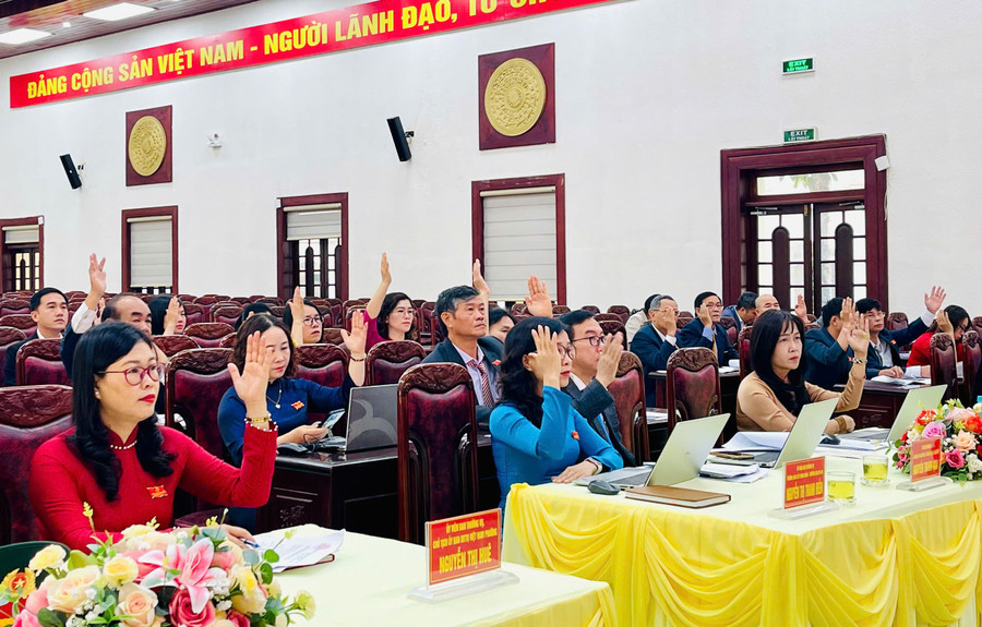 Các đại biểu biểu quyết thông qua dự thảo nghị quyết kỳ họp. Ảnh: P.D