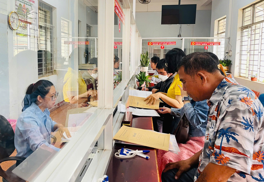 Người dân hài lòng khi được cán bộ hướng dẫn và giải quyết thủ tục nhanh chóng. Ảnh: A.H z6759658603456-d25a084f5c00a3d5025fbaff959f579c.jpg