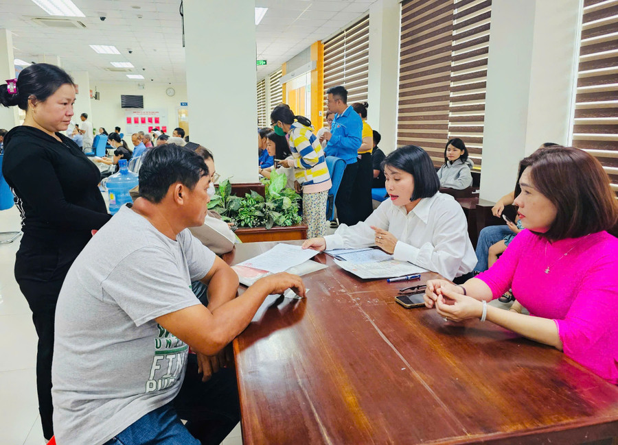 Sáng sớm, đông đảo người dân đã đến Trung tâm Phục vụ hành chính công của tỉnh để giải quyết thủ tục. Ảnh: N.L z6761366263763-10b5171401d4382f2af4d12d3cada522.jpg