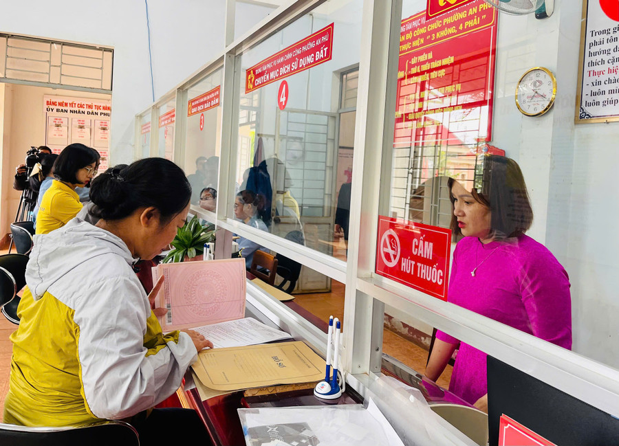 Từ sáng sớm, cán bộ, công chức Trung tâm Phục vụ hành chính công phường An Phú đã tập trung giải quyết thủ tục cho người dân. Ảnh: A.H z6759658599801-ac469aa8c9d2a556b664cd7dff9468a4.jpg