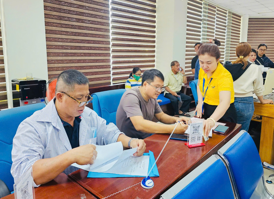 Người dân khi đến làm thủ tịch tại Trung tâm Phục vụ hành chính công tỉnh được hướng dẫn tận tình. Ảnh: N.L z6761366251648-a657643c07de0e7a582b7e8b4294e121.jpg