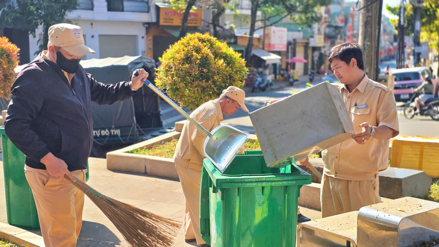 ra-quan-ve-sinh-moi-truong-la-viec-lam-thuong-xuyen-cua-phuong-pleiku.jpg