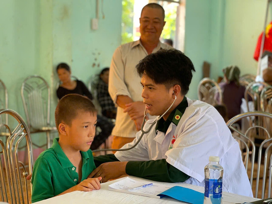 bo-doi-bien-phong-gia-lai-kham-benh-cap-thuoc-mien-phi-cho-nguoi-dan-xa-ia-chia.jpg