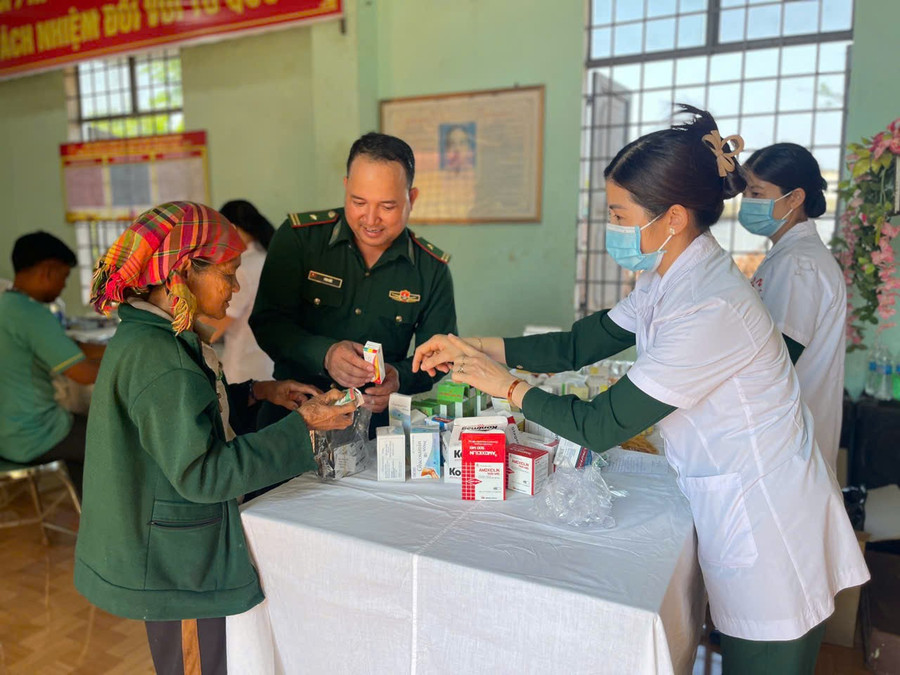 bo-doi-bien-phong-huong-dan-nguoi-dan-su-dung-thuoc.jpg