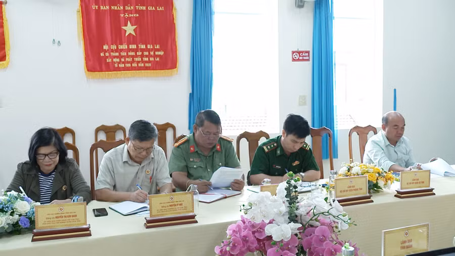 dai-dien-lanh-dao-cac-ban-nganh-tham-du-hoi-nghi-ban-chap-hanh-lan-thu-8-mo-rong-khoa-vii-nhiem-ky-2022-2027.jpg