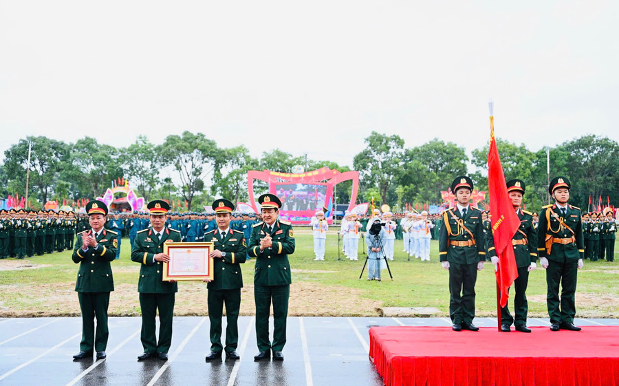 Thứ trưởng Bộ Quốc phòng (thứ 4 từ trái sang) trao Huân chương Bảo vệ Tổ quốc hạng nhất cho Sư đoàn 2. Ảnh: P.D z7135427687607-f457b9805d51ad6285fd38e1be368682.jpg