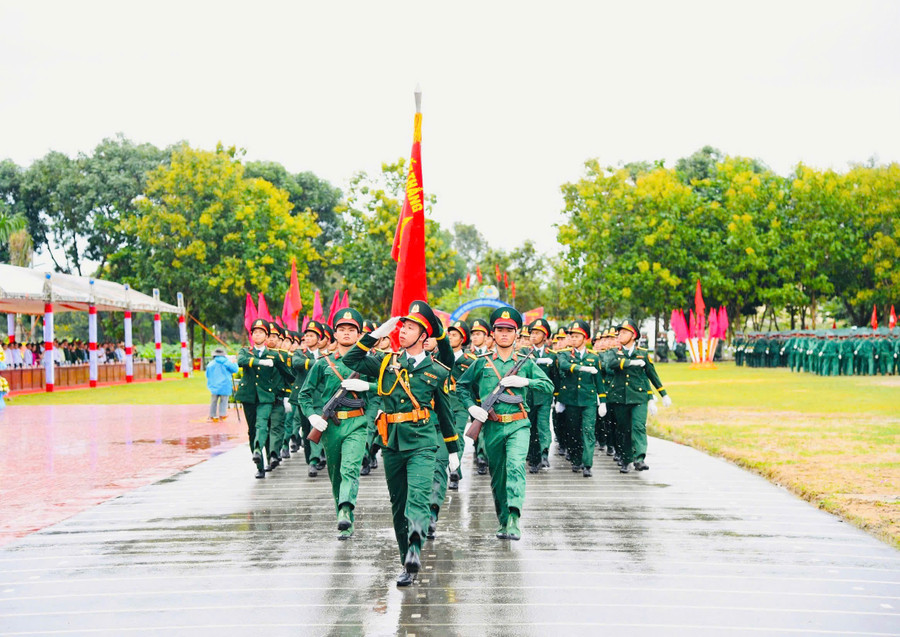 Cán bộ, chiến sĩ Sư đoàn 2 duyệt đội ngũ. Ảnh: P.D z7135427684205-6d9570aa93d91a44d8b633c384478603.jpg