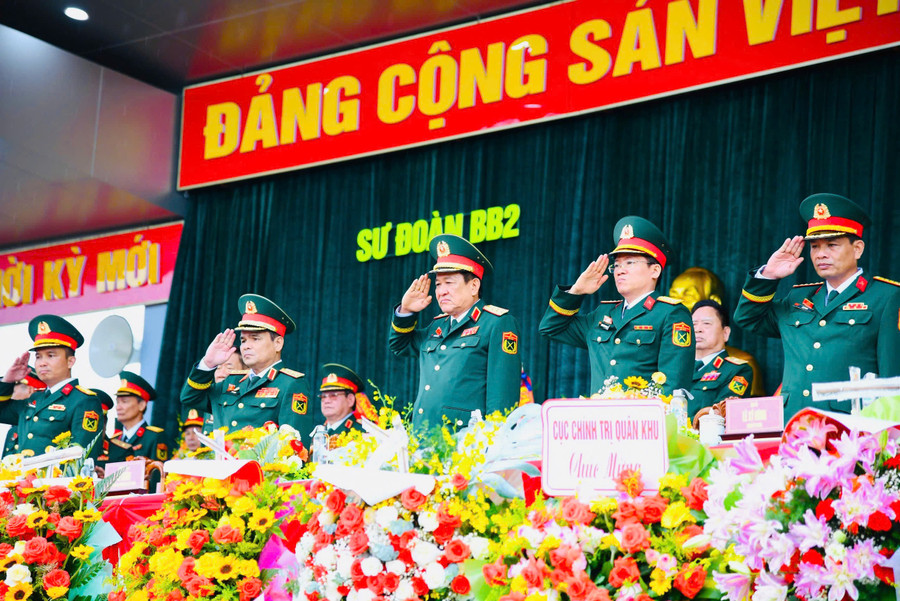 Đoàn chủ tịch lễ kỷ niệm 60 năm Ngày truyền thống đơn vị và đón nhận Huân chương Bảo vệ Tổ quốc hạng nhất. Ảnh: P.D z7135427715384-16ca12a8da6fb3ce95824613c5722f23.jpg