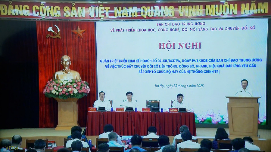Đồng chí Trần Cẩm Tú phát biểu chỉ đạo tại hội nghị. Ảnh: M.TRUNG z6733175879706-390c58c18d0f7580882bc8a26854f3e6.jpg