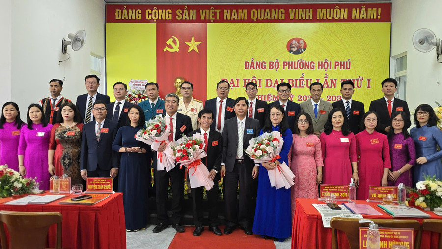 Ban Chấp hành Đảng bộ phường nhiệm kỳ 2025-2030 ra mắt tại Đại hội. Ảnh: A.H z6909062315060-0fd4b08b16f904907f520f41d6578e47.jpg