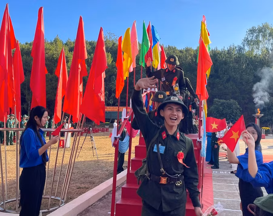 Thanh niên Pleiku hăng hái lên đường. Ảnh: A.H