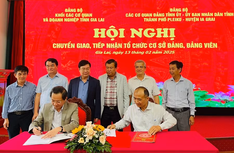 Các Đảng bộ ký biên bản chuyển giao, tiếp nhận tổ chức cơ sở Đảng và đảng viên. Ảnh: A.H