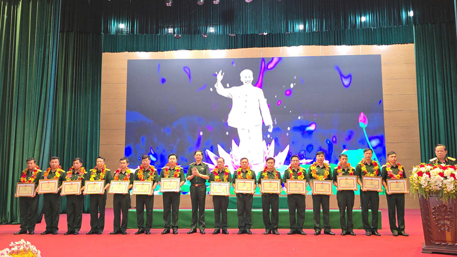 Trung tướng Đào Tuấn Anh tặng bằng khen cho các tập thể, cá nhân. Ảnh: A.H z6653316078889-93ca674b98f521689a823bd687086b79.jpg