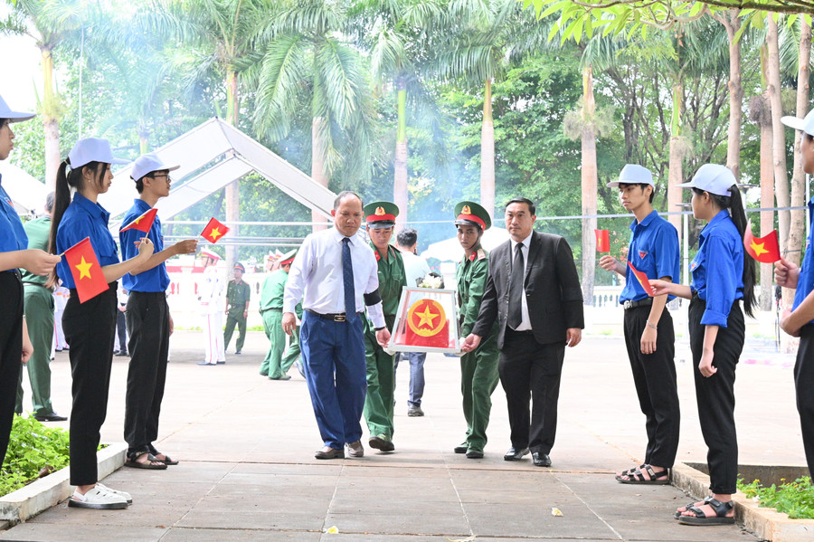 Ngay sau lễ truy điệu, hài cốt liệt sĩ được đưa về nơi an táng bên đồng đội. Ảnh: Đ.T dsc-3878.jpg