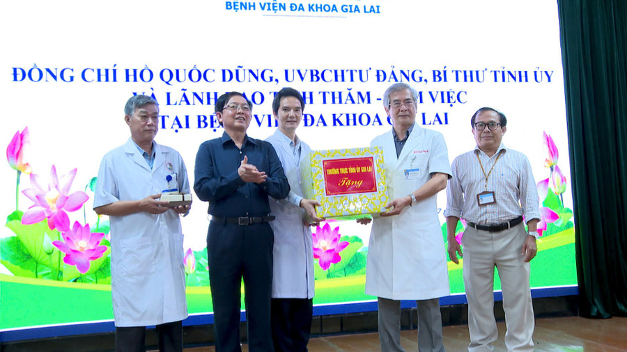 Bí thư Tỉnh ủy Hồ Quốc Dũng (thứ hai từ trái sang) tặng quà của Thường trực Tỉnh ủy cho Bệnh viện Đa khoa Gia Lai. Ảnh: R'Piên z6848635929651-8f778f36f6615ea8d60052f89ac2024d.jpg