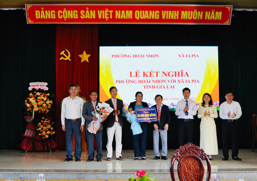 គណៈកម្មាធិការរណសិរ្សមាតុភូមិវៀតណាម សង្កាត់ហយញ៉ុង បានបរិច្ចាគប្រាក់ចំនួន ២០ លានដុង ជូនដល់មូលនិធិ «ដើម្បីជនក្រីក្រ» នៃឃុំអៀព្យា។ រូបថត៖ P.D. z7321922022993-e86f78ad4ddb549115b8193a4babdcbd.jpg