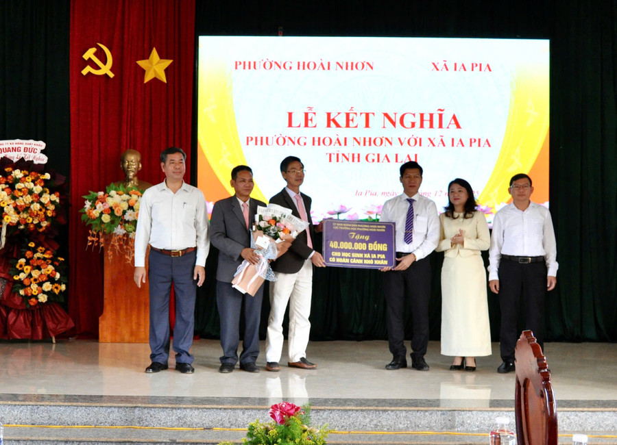 តំណាងរាស្ត្រមកពីសង្កាត់ហយញ៉ុង (ខាងស្តាំ) ប្រគល់ថវិកា ៤០ លានដុងដល់សិស្សក្រីក្រនៅឃុំអៀព្យា។ រូបថត៖ អធិការនគរបាលស្រុក z7321922022793-2dd9450f77aea2b859ea34a814b68b13.jpg