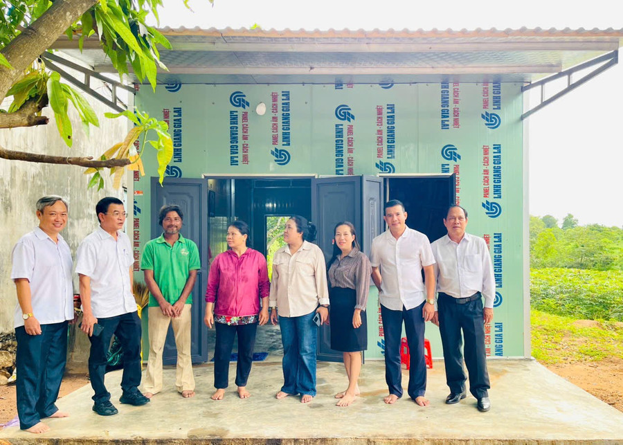 Đại diện các đơn vị trong Khối thi đua các Cơ quan Đảng tỉnh thăm hỏi các gia đình được hỗ trợ kinh phí xóa nhà tạm, nhà dột nát. Ảnh: A.H z6741231559328-8fb299b9c415813735486cfdb0184708.jpg