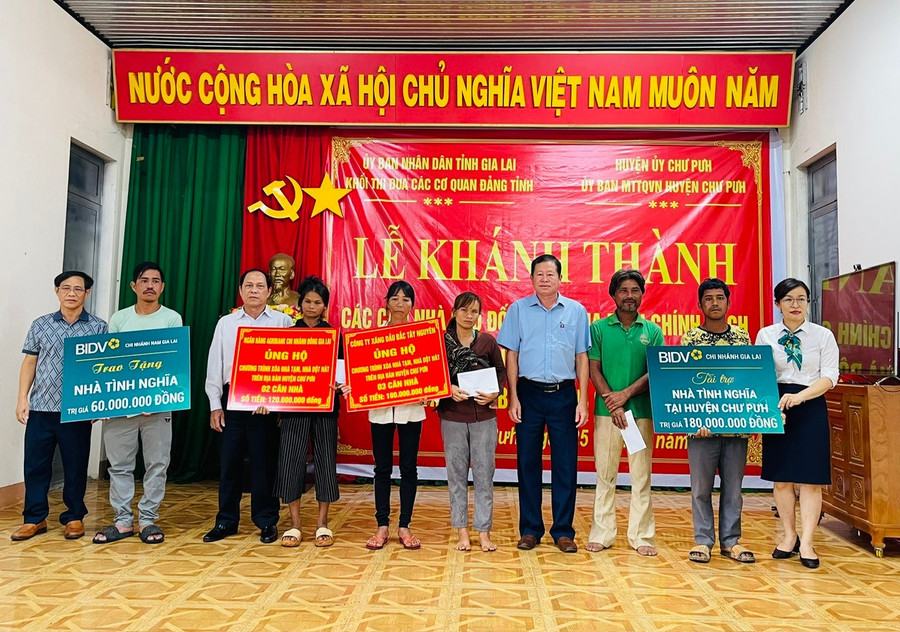 Đại diện các đơn vị tài trợ trao bảng hỗ trợ kinh phí cho các gia đình. Ảnh: A.H z6741237505143-9447ba04b0df86ea299acf72368a2be7.jpg