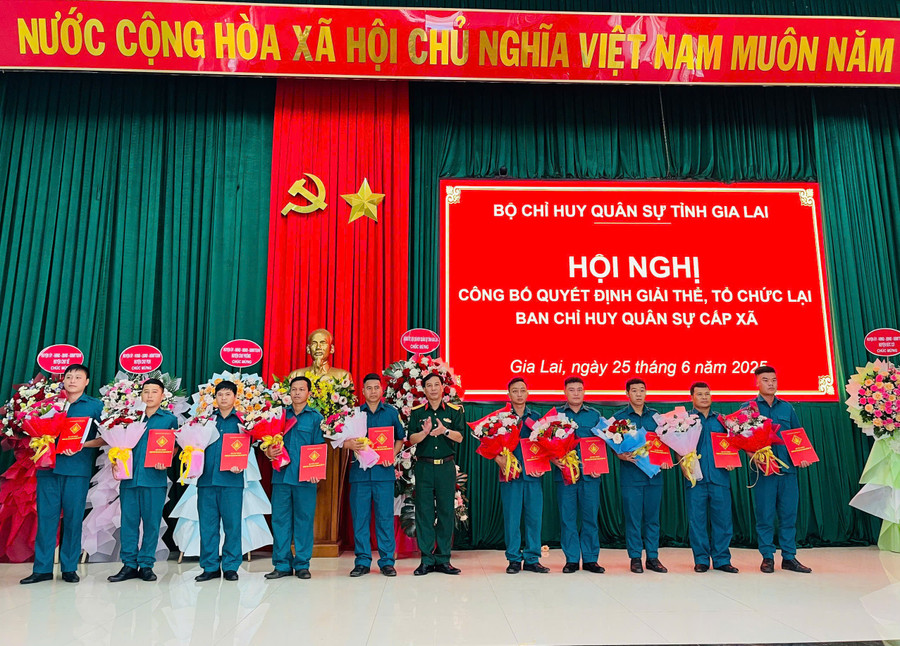 Đại tá Lê Thanh Tùng trao quyết định thành lập và tặng hoa chúc mừng Ban Chỉ huy Quân sự xã mới. Ảnh: A.H z6739898416677-a1971250bb8347d4a0cfc89b4bb36ae7.jpg