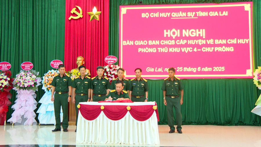 Đại diện Ban Chỉ huy Quân sự các huyện và Ban Chỉ huy Phòng thủ khu vực 4-Chư Prông ký biên bản bàn giao. Ảnh: A.H z6740134789527-ab1c23e0b5b3271fd59bf14e4c70b24b.jpg