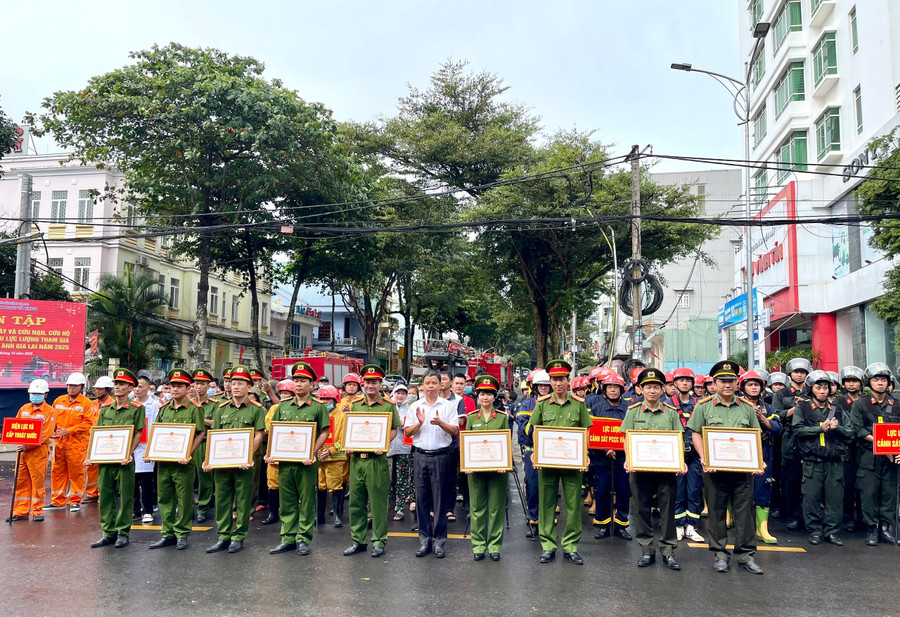 Phó Chủ tịch UBND tỉnh Nguyễn Hữu Quế (giữa) tặng bằng khen của Chủ tịch UBND tỉnh cho các tập thể, cá nhân. Ảnh: P.D z7149719472660-76ca9fe148970451a5756d6836e47f7e.jpg