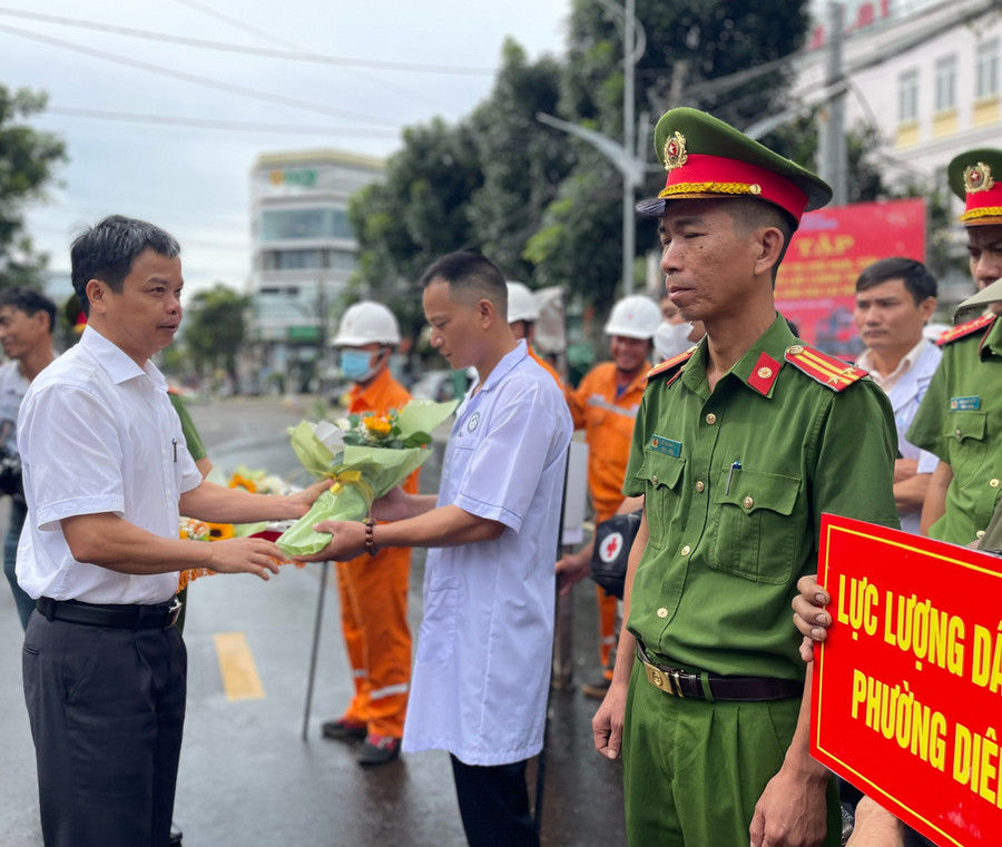 Phó Chủ tịch UBND tỉnh Nguyễn Hữu Quế tặng hoa cho các lực lượng tham gia diễn tập. Ảnh: P.D z7149717016912-d32726a0fb21da858dfcabb9110d2e0e.jpg