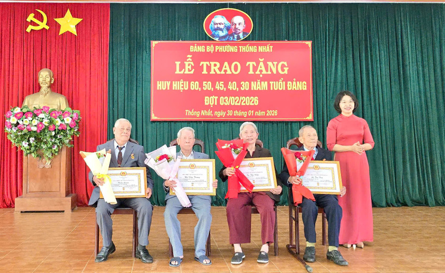 bi-thu-dang-uy-phuong-thong-nhat-trao-huy-hieu-dang-cho-cac-dang-vien.jpg