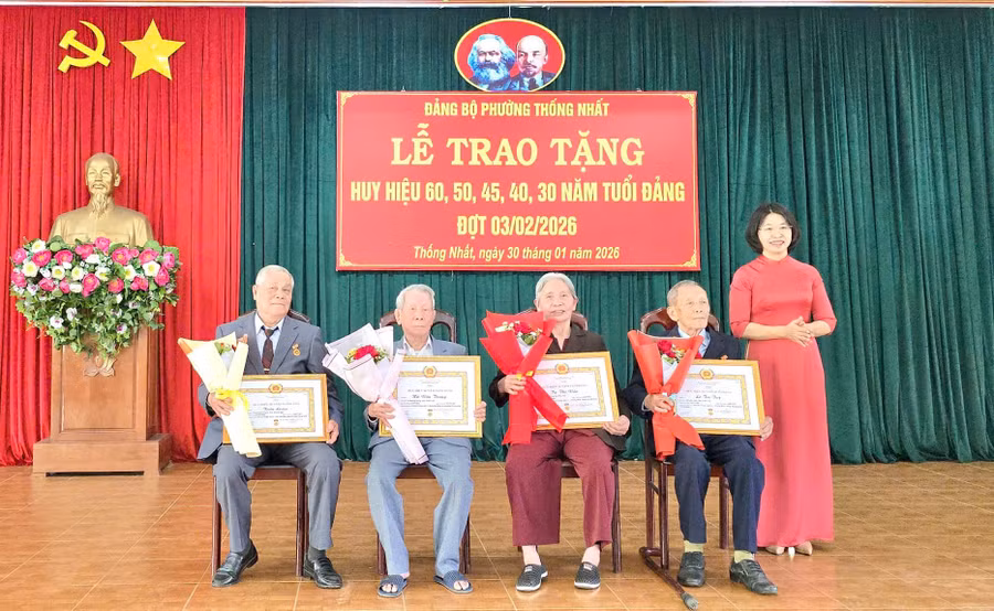 bi-thu-dang-uy-phuong-thong-nhat-trao-huy-hieu-dang-cho-cac-dang-vien.jpg