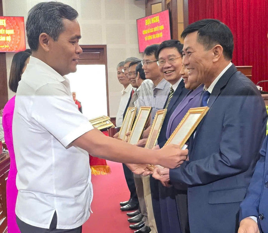 The Provincial Party Secretary presented retirement decisions to comrades. Photo: A.H. z6744511469775-b32c8b469b6873b41c2197be6888f386.jpg
