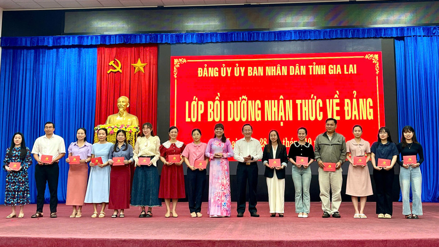 Phó Bí thư chuyên trách Đảng ủy UBND tỉnh Võ Thị Thu Hòa (thứ 9 từ trái sang) cùng đại diện lãnh đạo Đảng ủy Sở Y tế trao giấy chứng nhận cho các học viên. Ảnh: P.D z7171655149377-5b9e648d1e7e2ecea6ff0adc23fcc933.jpg