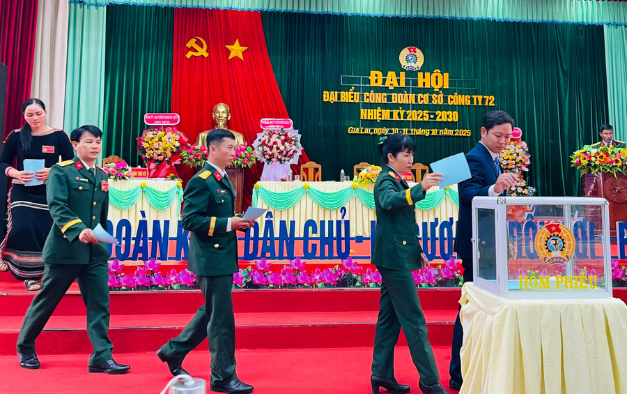 Các đại biểu bỏ phiếu bầu Ban Chấp hành Công đoàn cơ sở Công ty nhiệm kỳ mới. Ảnh: P.D cac-dai-bieu-bo-phieu-bau-bch.jpg