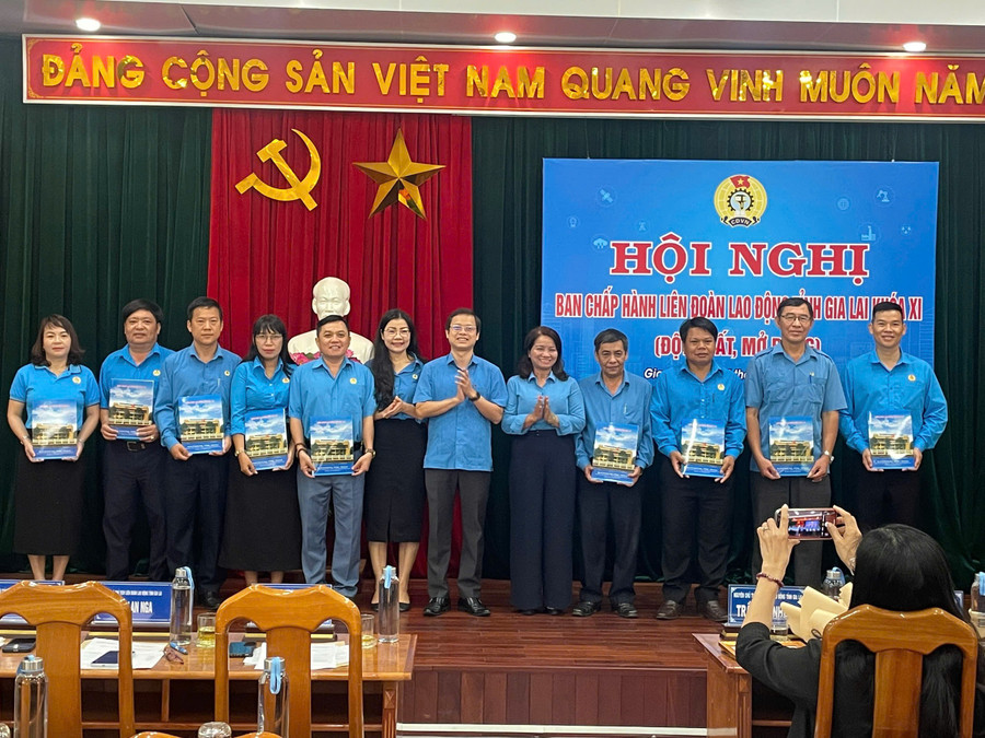 Ban Chấp hành Liên đoàn Lao động tỉnh trao quyết định giải thể, kết thúc hoạt động 20 công đoàn cấp trên trực tiếp cơ sở. Ảnh: Thúy Diện lien-doan-lao-dong-tinh-da-trao-quyet-dinh-giai-the-ket-thuc-hoat-dong-20-cong-doan-cap-tren-truc-tiep-co-so.jpg