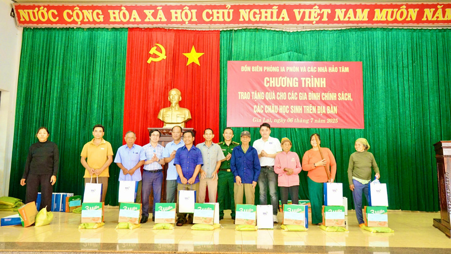 Đồn Biên phòng Ia Pnôn phối hợp với nhà hảo tâm tặng quà cho già làng, trưởng thôn và gia đình chính sách trên địa bàn xã. Ảnh: A.H z6776384298567-0b76a8c81ef2c44081f2930f1dbdf7e7.jpg