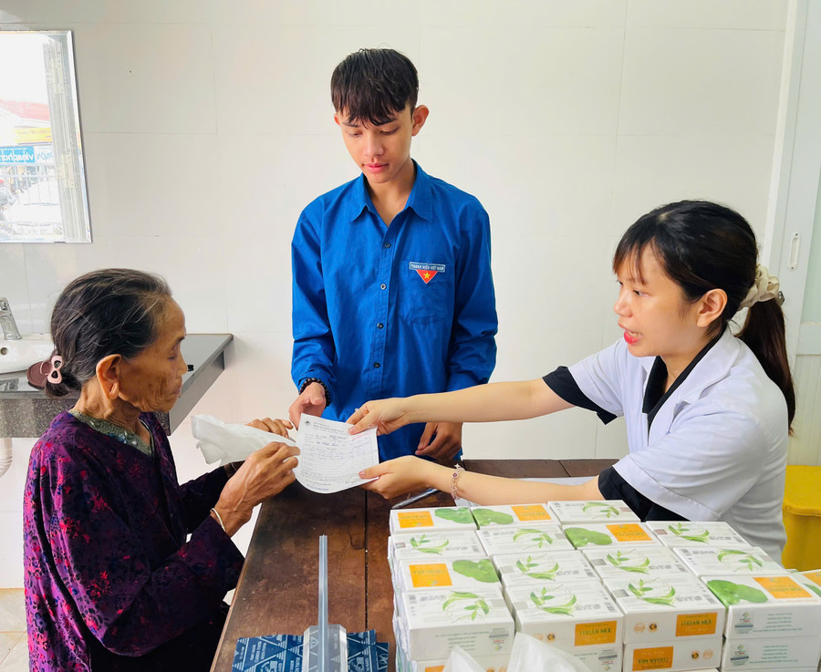Bác sĩ hướng dẫn người dân sử dụng thuốc. Ảnh: A.H z6776400218945-ea8a122ea790dcbbd0e26521689ca1c4.jpg