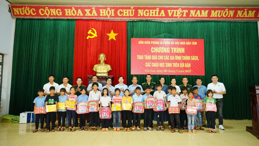 Đại diện các đơn vị tặng quà cho học sinh Trường Tiểu học và THCS Lương Thế Vinh (xã Ia Pnôn). Ảnh: A.H z6776384302634-58baa3ccb767534441840995c765df88.jpg