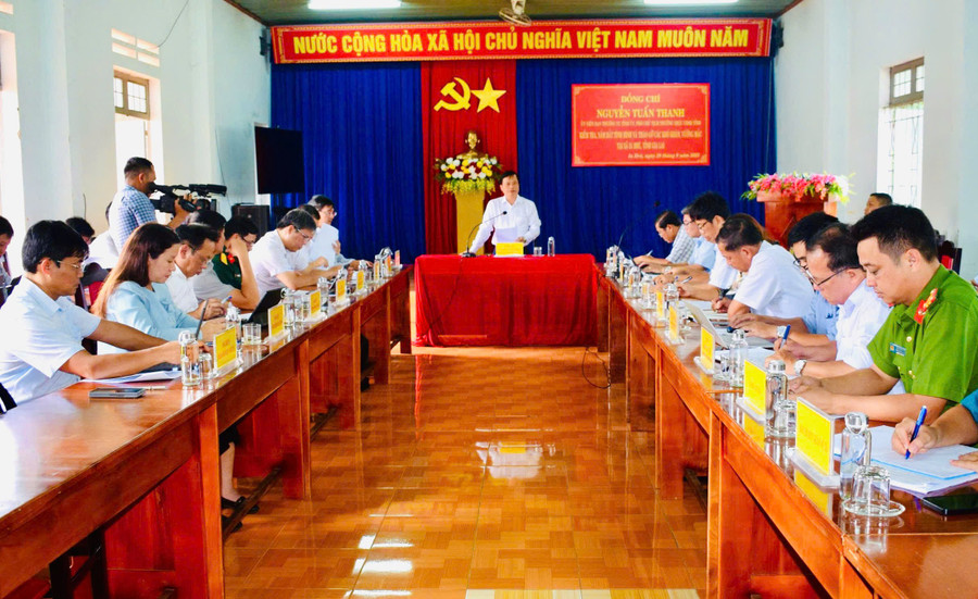 Quang cảnh buổi làm việc tại xã Ia Hrú. Ảnh: A.H quang-canh-buoi-lam-viec.jpg