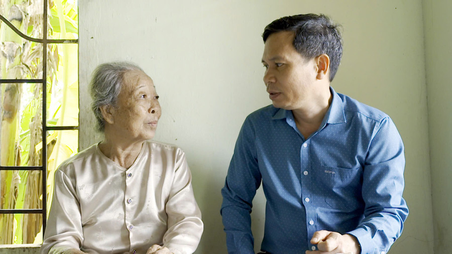 Phó Trưởng ban Tuyên giáo và Dân vận Tỉnh ủy Phạm Huy Toàn hỏi thăm sức khỏe gia đình bà Trần Thị Thanh ở xã Pờ Tó. Ảnh: Minh Trung pho-truong-ban-tuyen-giao-va-dan-van-tinh-uy-gia-lai-hoi-tham-gia-dinh-ba-tran-thi-thanh-o-xa-po-to.jpg