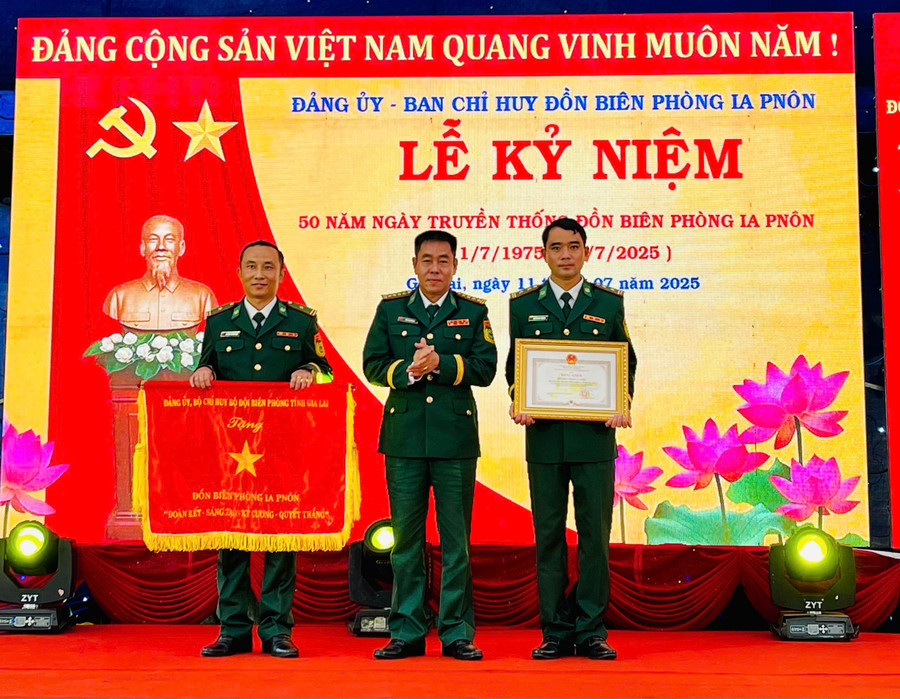 Dịp này, Đồn Biên phòng Ia Pnôn vinh dự nhận bằng khen của Chủ tịch UBND tỉnh Gia Lai. Ảnh: A.H z6792978611385-ae9a99077831436399f7ea021761cc12.jpg