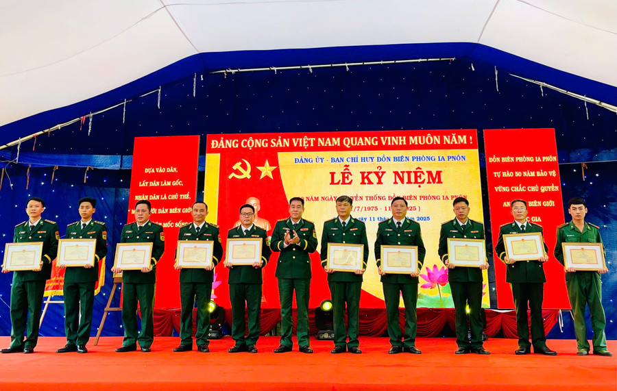 Đại diện lãnh đạo Ban Chỉ huy Bộ đội Biên phòng tỉnh trao giấy khen cho các tập thể, cá nhân có thành tích trong xây dựng và trưởng thành của Đồn Biên phòng Ia Pnôn. Ảnh: A.H z6792982681381-8982e3addfd354be92fc2a83bb23d251.jpg