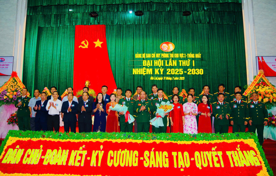 Đại tá Đinh Văn Thê (hàng đầu, thứ 8 từ phải sang) tặng hoa chúc mừng Ban Chấp hành Đảng bộ Ban Chỉ huy Phòng thủ khu vực 3-Thống Nhất. Ảnh: A.H z6794415278401-476a128cfa2a2f43212211473e3050c0.jpg