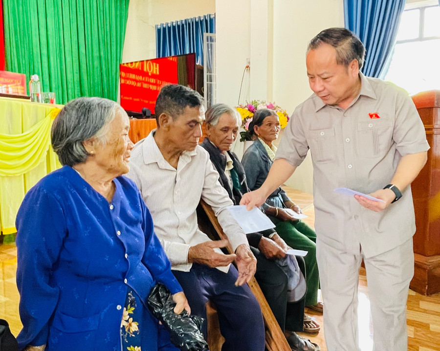 Trưởng đoàn ĐBQH tỉnh Châu Ngọc Tuấn trao quà các gia đình chính sách, hộ nghèo. Ảnh: P.D pho-bi-thu-tinh-uy-truong-doan-dai-bieu-quoc-hoi-tinh-tang-qua-cac-gia-dinh-chinh-sach-ho-kho-khan-tren-dia-ban-xa.jpg