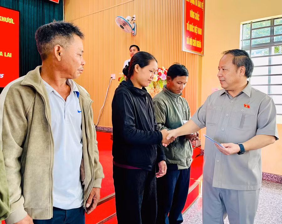 pho-bi-thu-tinh-uy-truong-doan-dai-bieu-quoc-hoi-tinh-chau-ngoc-tuan-tang-qua-cho-cac-gia-dinh-kho-khan-cua-xa.jpg