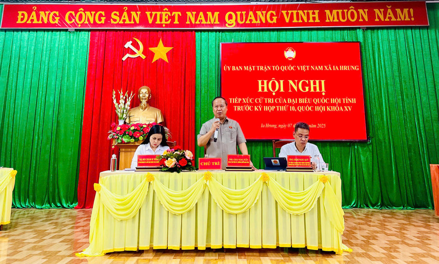 Phó Bí thư Tỉnh ủy, Trưởng đoàn ĐBQH tỉnh Châu Ngọc Tuấn (đứng) cùng các ĐBQH tiếp xúc cử tri tại xã Ia Hrung. Ảnh: P.D pho-bi-thu-tinh-uy-truong-doan-dai-bieu-quoc-hoi-tinh-phat-bieu-tai-hoi-nghi-tiep-xuc-cu-tri-xa-ia-hrung.jpg