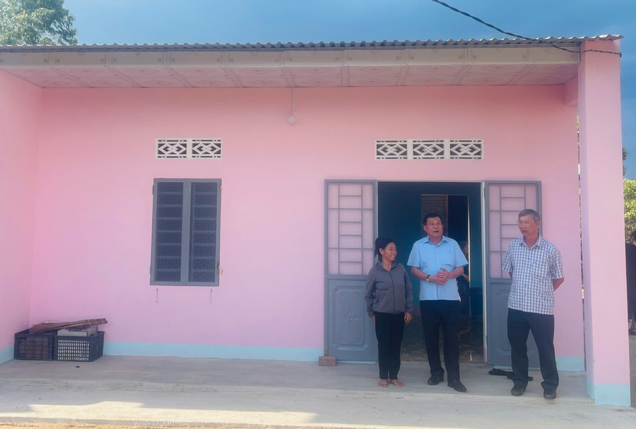 Đảng bộ các cơ quan Đảng tỉnh vận động hỗ trợ kinh phí xây dựng 11 nhà tại huyện Kông Chro. Ảnh: A.H z6587516263236-221b8f85ff39b5c42a33f196ee32c349.jpg