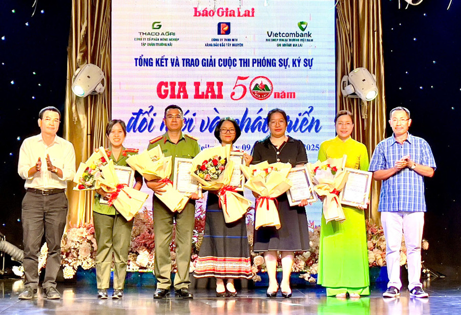 Giám đốc Đài Phát thanh-Truyền hình tỉnh Đặng Huy Cường (bên trái) và Phó Chủ tịch Thường trực Hội Nhà báo tỉnh Trần Quốc Anh (bên phải) trao giải nhì cho các tác giả, nhóm tác giả. Ảnh: A.H z6586710405000-073157847dcd4e27257735787f6c8709.jpg