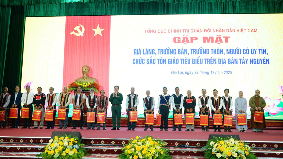 dai-tuong-nguyen-trong-nghia-thu-10-tu-trai-sang-tang-qua-cac-gia-lang-truong-banjpg.jpg