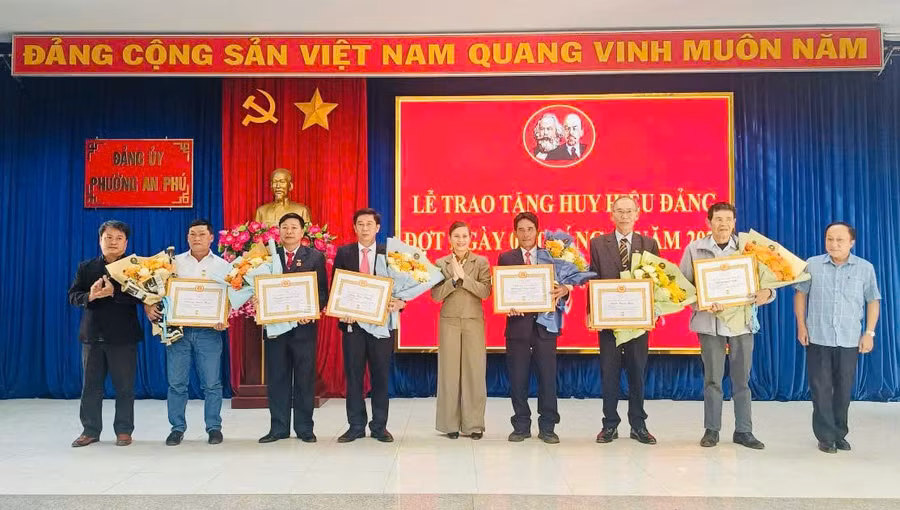 lanh-dao-phuong-an-phu-trao-huy-hieu-dang-cho-cac-dang-vien.jpg